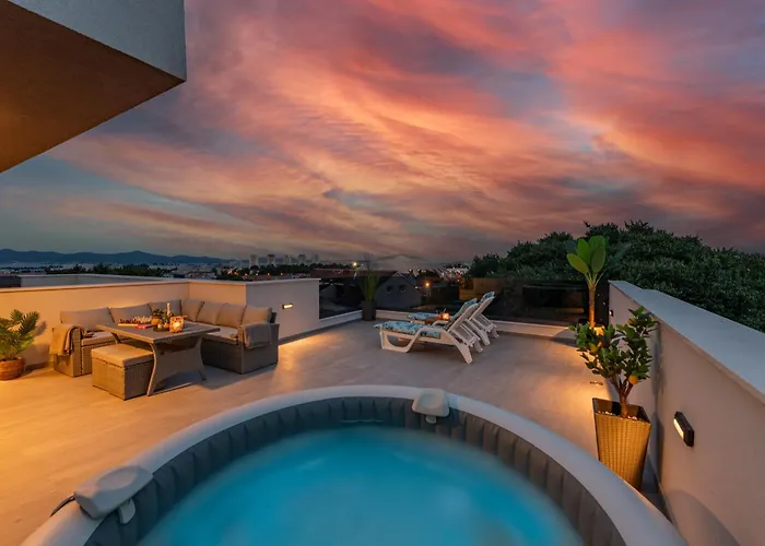 Deluxe Anelle With Jacuzzi Apartament